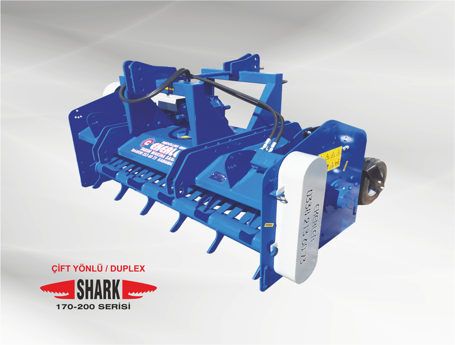 Makinanın arka tarafında yer alan elek sayesinde, dallar elek çapından geçecek boyuta gelinceye kadar parçalanmaya devam eder. Dal Parçalama makinalarının hem ileri hem geri çalışabilme özelliği sayesinde çalışırken dilediğiniz konfora sahip olmanız mümkündür. İlerleme yönünün tersine çalışan ve hidromotor tarafından tahrik edilen besleyici rotor, üzerinde bulunan güçlü parmaklar sayesinde büyük dal parçalarını makinanın içerisine hızla alır ve yüksek parçalama etkinliği ile toprağın organik maddeler ile zenginleşmesine olanak tanır. Rotor devir hızını kasnak ayar kolundan ayarlamak ise çok kolaydır.