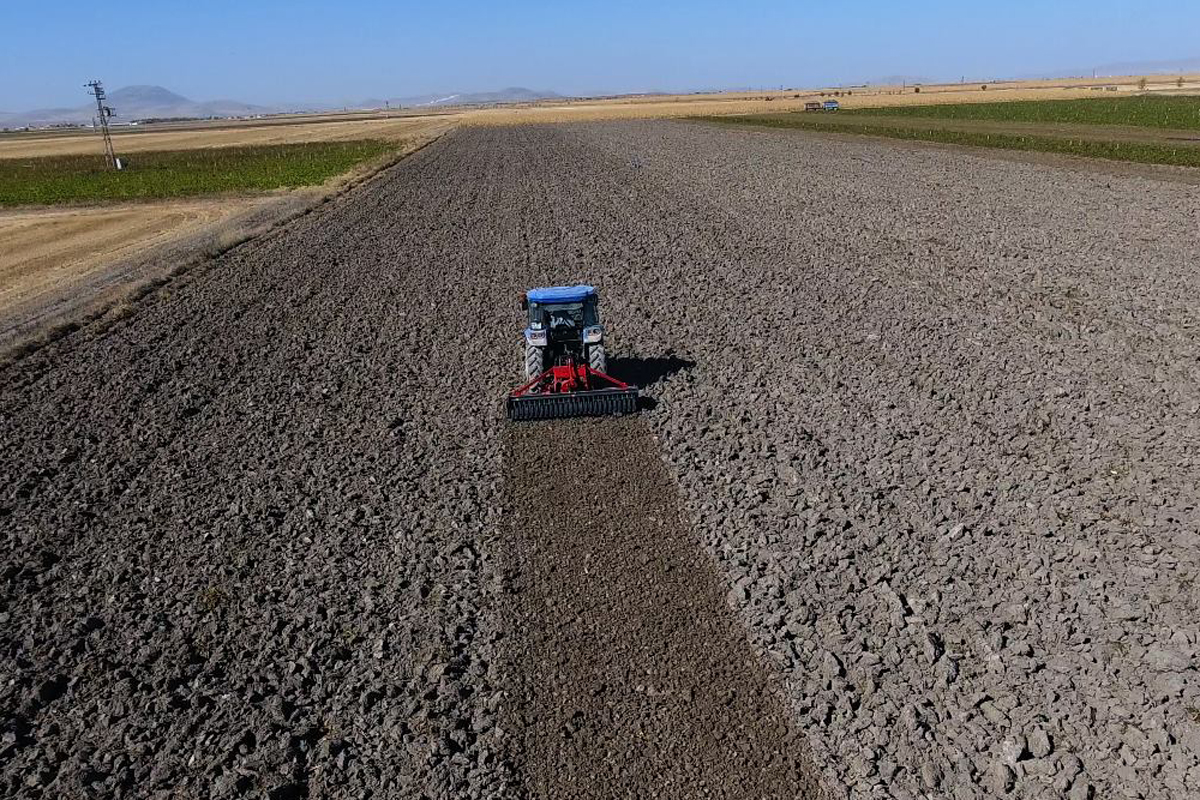 Dik Rotovatör modellerinde kullanılan baltalı tip kavrama sistemi sayesinde, kuyruk milinin devreye alınması sırasında traktörden gelen ani yüklenmelerin şanzımana zarar vermesi engellenir. Bu sayede uzun ömürlü ve güvenli çalışma sağlanır. Dik Rotovatörlerde kullanılan 2 vitesli şanzıman sayesinde dişli kutusundaki dişli çiftleri değiştirilerek, farklı rotor devirlerinde çalışmak mümkündür.