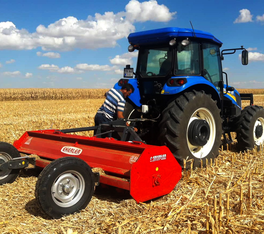 Sap Parçalama makinalarında kullanılan Kasnak ve kayış sistemi, kuyruk milinin devreye alınması sırasında traktörden gelen ani yüklenmelerin şanzımana zarar vermesi engellenir. Bu sayede uzun ömürlü ve güvenli çalışma sağlanır. Güçlü bağlantı kolları, sağlam gövde yapısı. Sap parçalama makinalarının yan tarafında bulunan kayış-kasnak ayar kolu ile rotor devri kolay bir şekilde ayarlanmaktadır.
Hasat sonucunda toprak üzerinde kalan bitki saplarının parçalanıp temizlenmesi ve tekrar toprağa kazandırılması amacı ile kullanılan makinedir.
AYÇİÇEK, MISIR, PAMUK, ÇELTİK, BUĞDAY, ARPA VB.SAPLARI MÜKEMMEL PARÇALAR
ANIZ YAKMAYA ÇÖZÜM GETİRİR
Çeltik, Buğday, Arpa Saplarını biçerdöverin bıraktığı saplarla (namluyla) birlikte paraçalayabilir.
Islak sapları dahi parçalama özelliğine sahiptir.